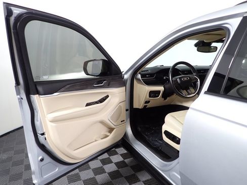 Used 2021 Jeep Grand Cherokee L Limited AWD/4WD image 18