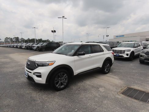 Used 2023 Ford Explorer XLT w/ Equipment Group 202A RWD image 2