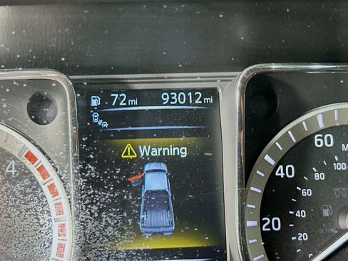 Used 2018 Nissan Titan SV w/ SV Convenience Package image 19