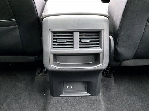 Used 2022 Volkswagen Atlas Cross Sport SE image 16