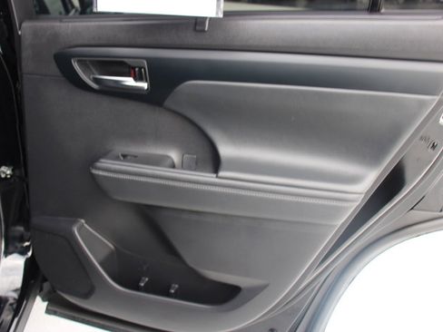 Certified 2022 Toyota Highlander XLE image 19