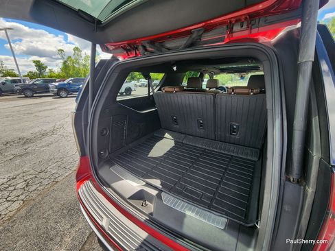 Used 2024 Chevrolet Suburban High Country AWD/4WD image 16