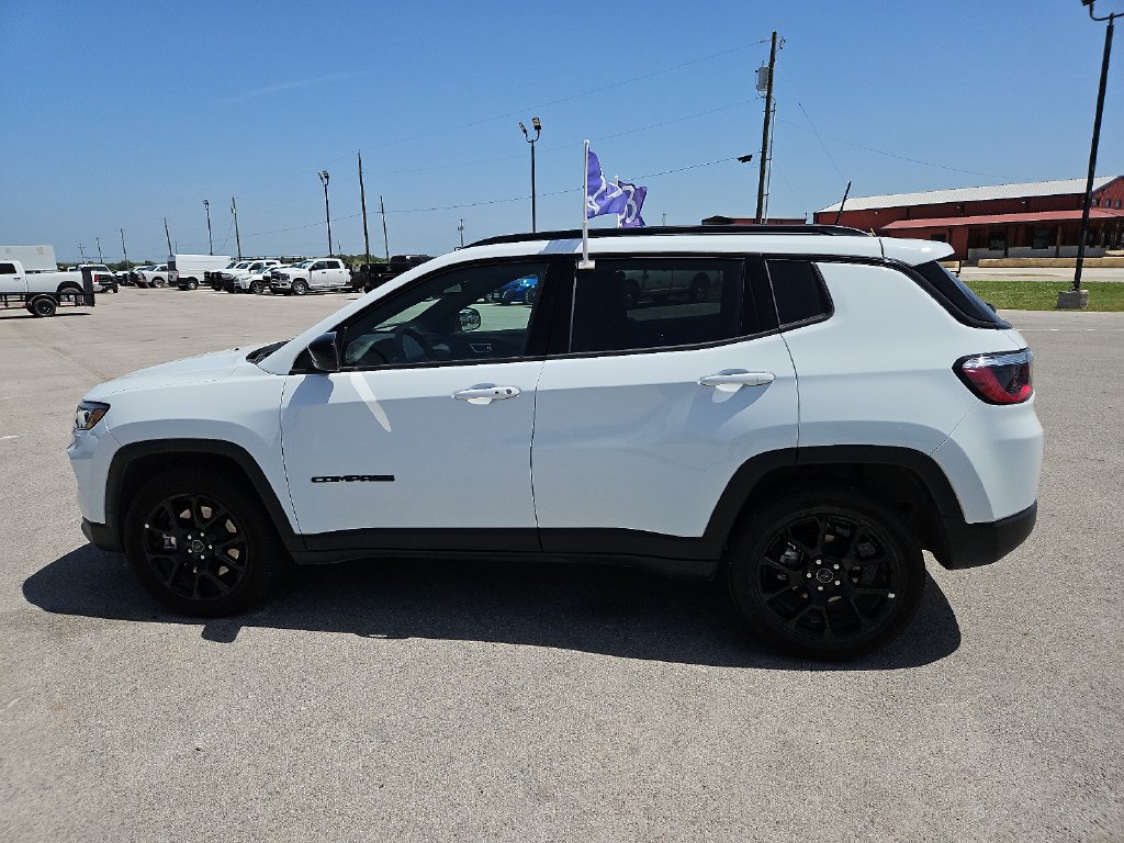 Used 2026 Jeep Compass Latitude AWD/4WD image 3