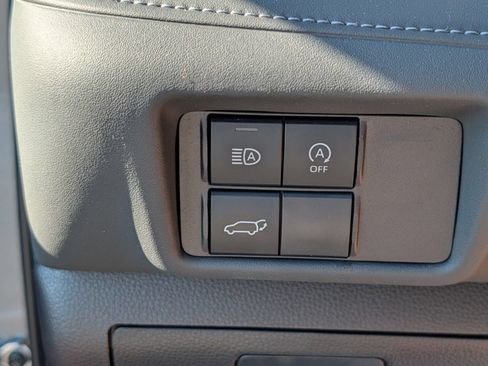 Used 2023 Toyota Highlander LE FWD image 11