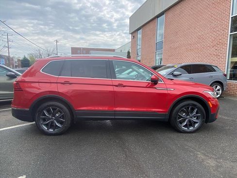 Certified 2023 Volkswagen Tiguan SE w/ Panoramic Sunroof Package image 2