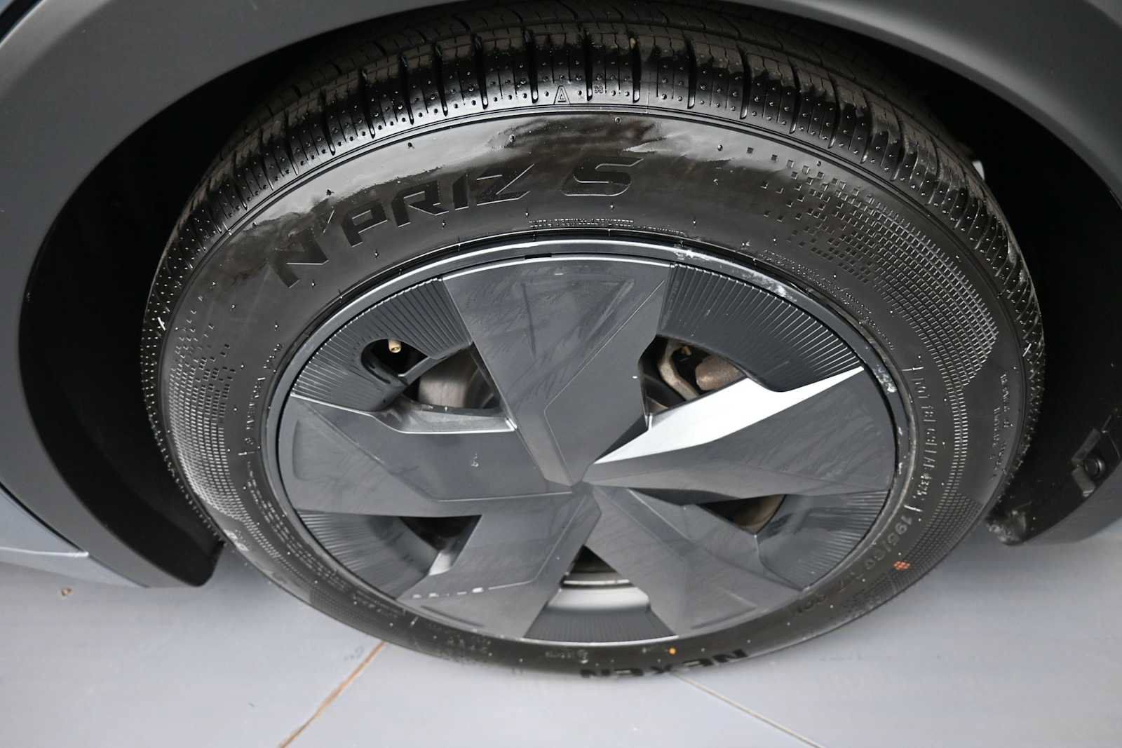 Used 2025 Toyota Prius LE FWD image 15