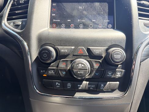 Used 2020 Jeep Grand Cherokee Laredo AWD/4WD image 29