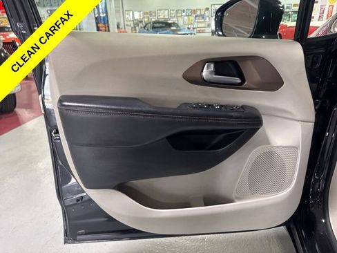 Used 2017 Chrysler Pacifica Touring-L w/ Tire & Wheel Group FWD image 12