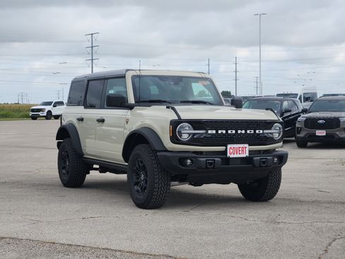 New 2026 Ford Bronco Badlands w/ Black Appearance Package AWD/4WD image 2
