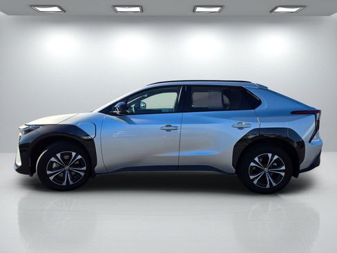 Used 2024 Toyota bZ4X XLE w/ Weather Package image 7