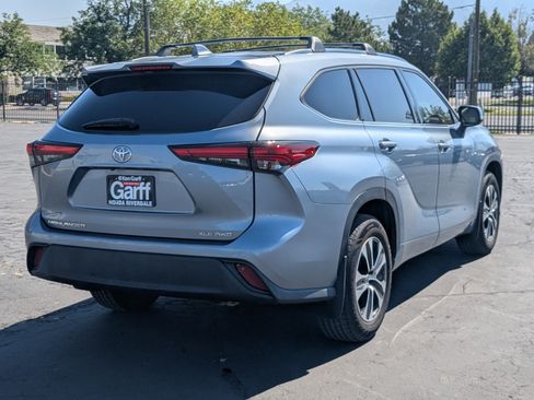 Used 2021 Toyota Highlander XLE AWD/4WD image 3