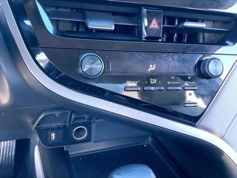 Used 2021 Toyota Camry SE image 29