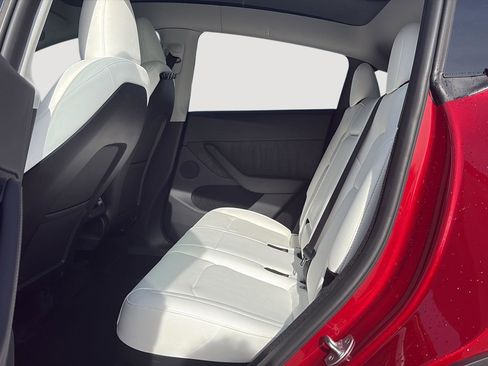 Used 2024 Tesla Model Y Long Range image 9