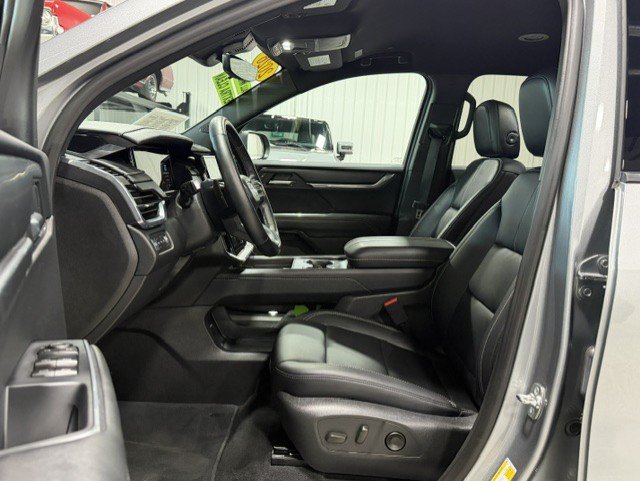 Certified 2026 GMC Acadia Elevation w/ Elevation Premium Package AWD/4WD image 10