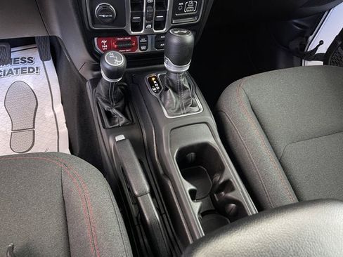 Used 2025 Jeep Wrangler Unlimited Rubicon AWD/4WD image 17