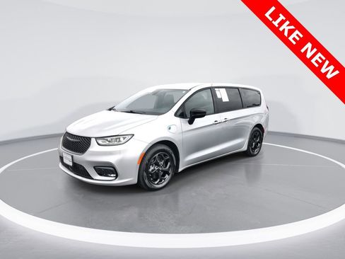Used 2023 Chrysler Pacifica Limited w/ S Appearance Package image 4
