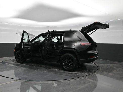 Used 2024 Jeep Grand Cherokee Altitude image 40