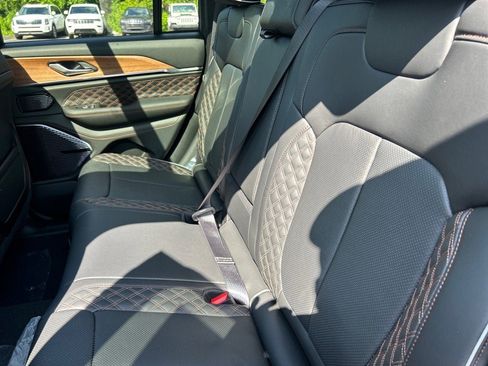 New 2025 Jeep Grand Cherokee Summit image 7
