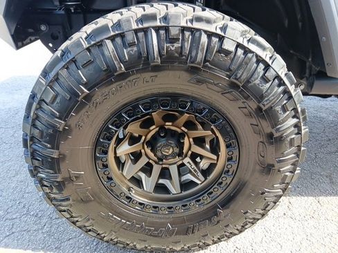 Used 2025 Jeep Gladiator Sport image 28