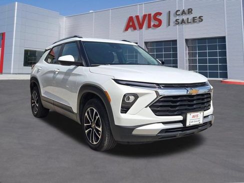 Used 2025 Chevrolet TrailBlazer LT AWD/4WD image 3