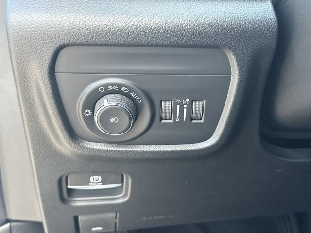 New 2026 Jeep Grand Cherokee Limited w/ Luxury Tech Group II RWD image 24