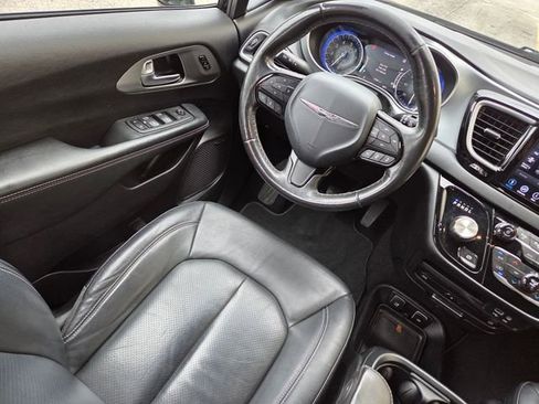 Used 2020 Chrysler Pacifica Touring-L Plus w/ Advanced Safetytec Group FWD image 19