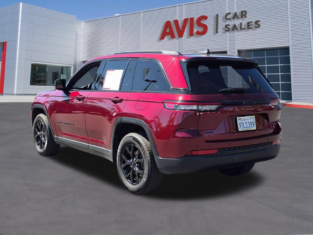 Used 2025 Jeep Grand Cherokee Altitude AWD/4WD image 9