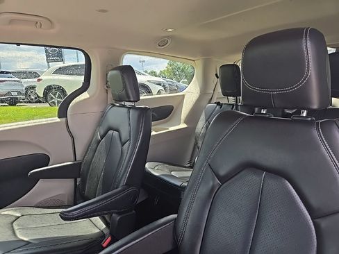 Used 2023 Chrysler Pacifica Touring-L FWD image 31