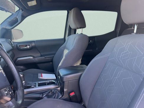 Used 2017 Toyota Tacoma TRD Sport image 21