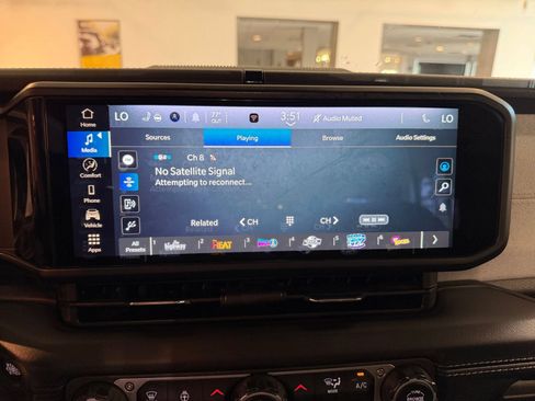 Used 2025 Jeep Wrangler Unlimited Sahara AWD/4WD image 20
