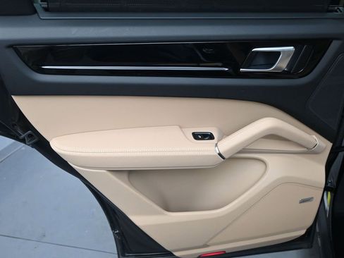 Certified 2022 Porsche Cayenne AWD/4WD image 21