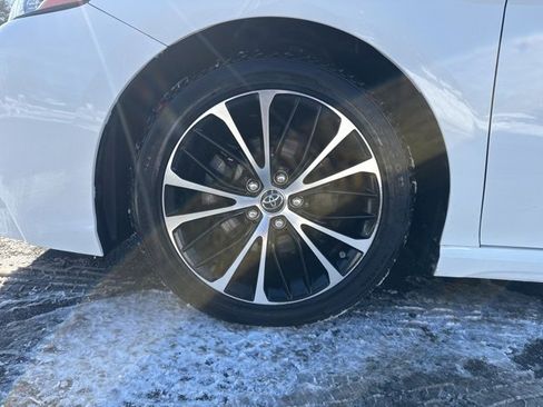 Used 2018 Toyota Camry SE image 11