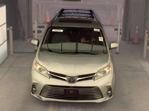 Used 2020 Toyota Sienna XLE FWD image 22
