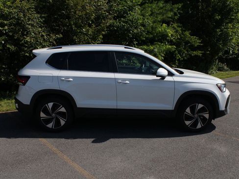 Used 2026 Volkswagen Taos SE AWD/4WD image 4
