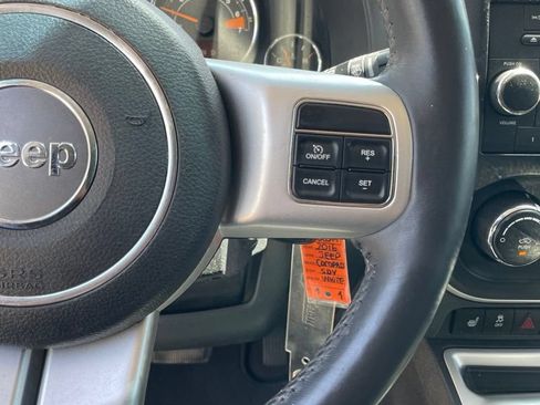 Used 2016 Jeep Compass Latitude FWD image 13