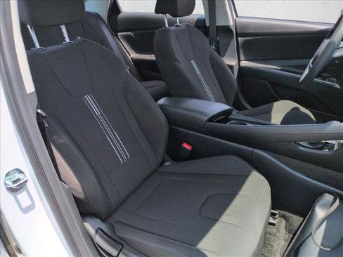 Used 2025 Hyundai Elantra Hybrid FWD image 11
