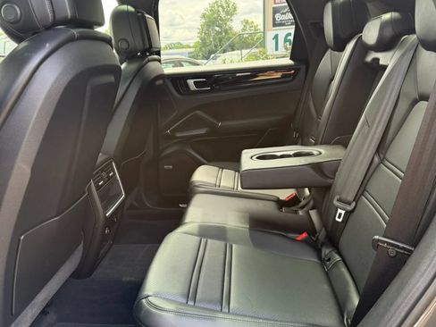 Used 2021 Porsche Cayenne AWD/4WD image 18
