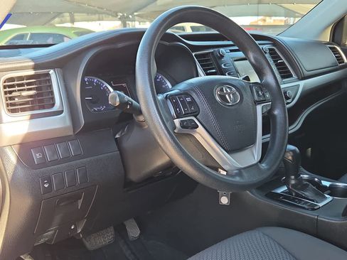 Used 2019 Toyota Highlander LE image 10
