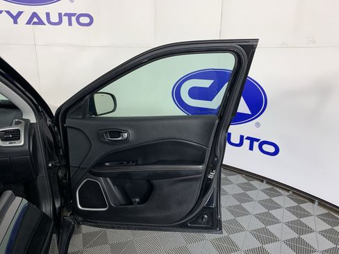 Used 2019 Jeep Compass Latitude FWD image 34