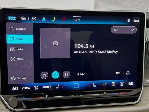 Used 2025 Volkswagen Tiguan SE image 14