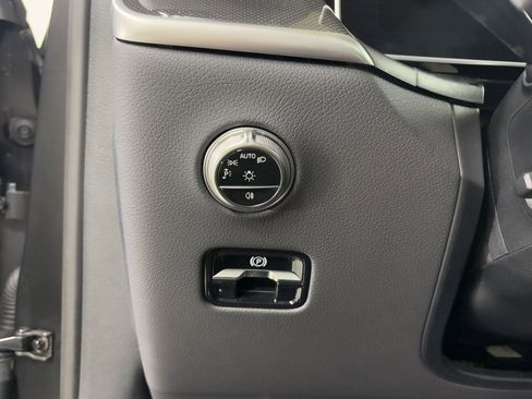 Used 2025 Mercedes-Benz GLC 350e 4MATIC image 11