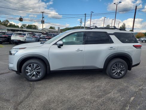 New 2025 Nissan Pathfinder SV w/ Black Appearance Package image 5