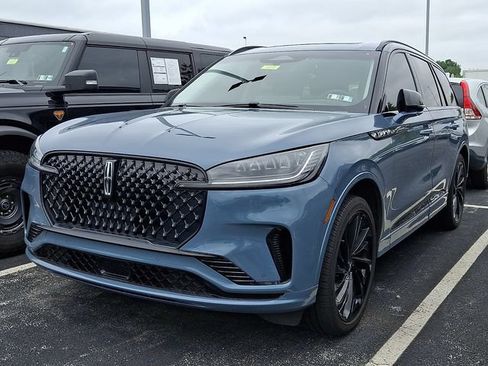 Used 2025 Lincoln Aviator Reserve w/ Luxury Package AWD/4WD image 3