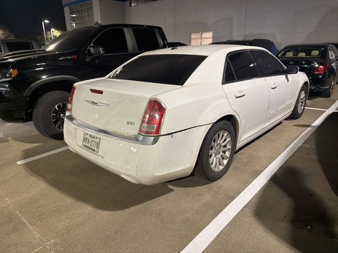 Used 2014 Chrysler 300 image 4