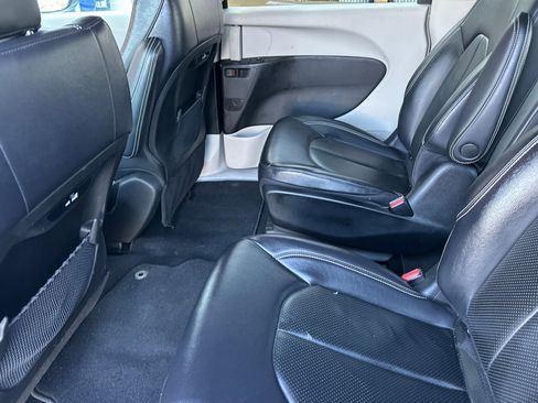 Used 2022 Chrysler Pacifica Touring-L image 12