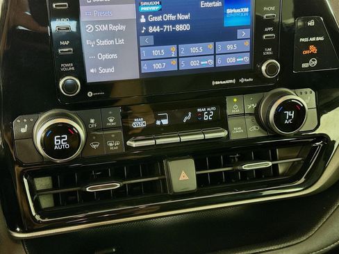 Used 2020 Toyota Highlander XLE AWD/4WD image 17