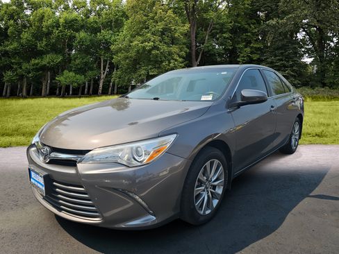 Used 2017 Toyota Camry XLE FWD image 3