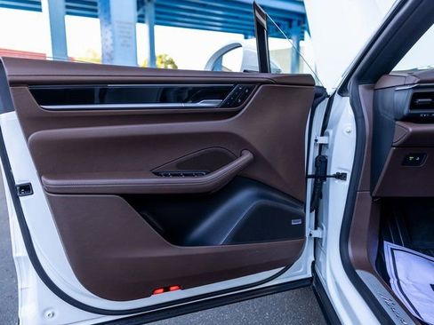 Certified 2025 Porsche Macan Electric RWD image 37