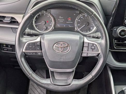 Used 2023 Toyota Highlander XLE AWD/4WD image 11