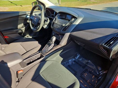 Used 2018 Ford Focus SE w/ SE Appearance Package image 15